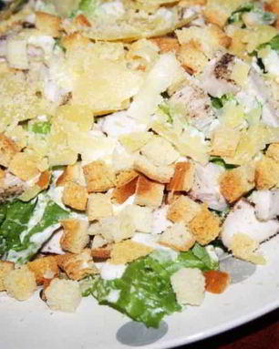 Хрустящий салат с индейкой и сухариками Лжецезарь