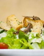 Легкий салат Цезарь с анчоусами