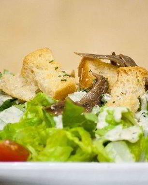 Легкий салат Цезарь с анчоусами