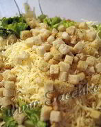 Нежный салат Цезарь с курицей и сухариками