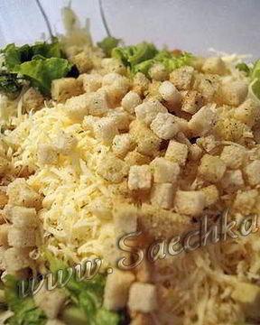 Нежный салат Цезарь с курицей и сухариками