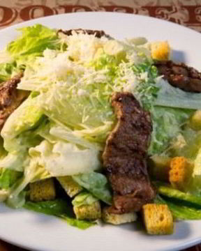 Салат Цезарь по-американски с маслинами и огурцами