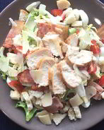 Салат Цезарь с беконом