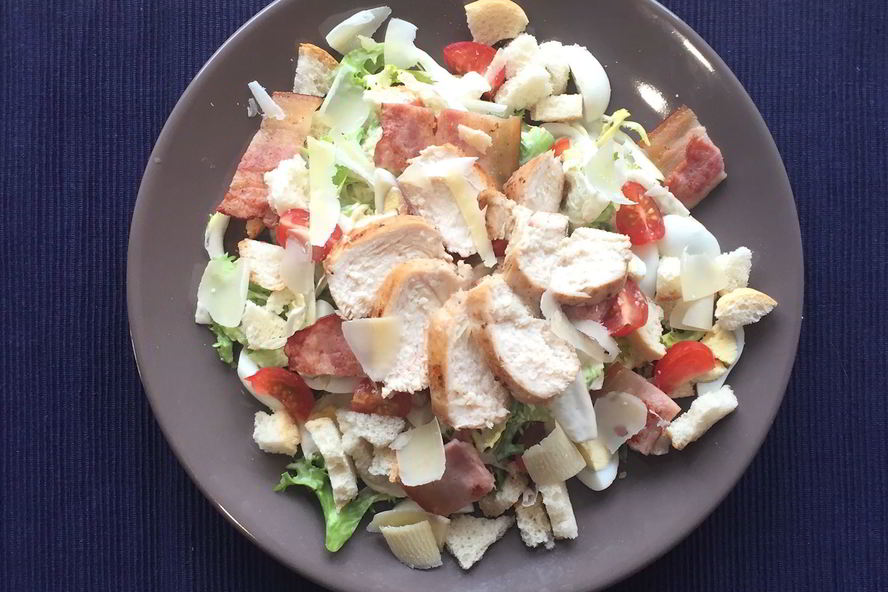 Рецепт салата цезарь с беконом