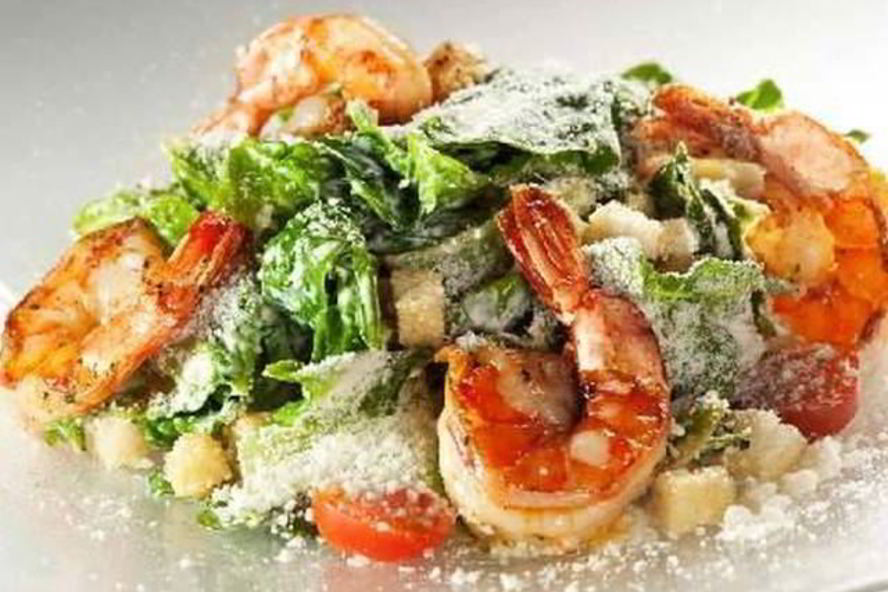 Рецепт салата цезарь с креветками