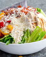 Салат цезарь с курицей и беконом