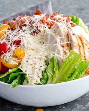 Салат цезарь с курицей и беконом