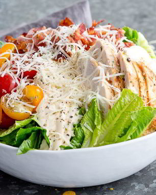 Салат цезарь с курицей и беконом