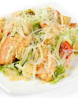 Салат Цезарь с лососем