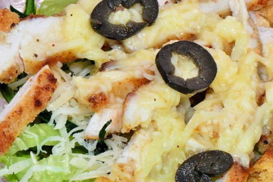 Рецепт салата цезарь с огурцом и маслинами