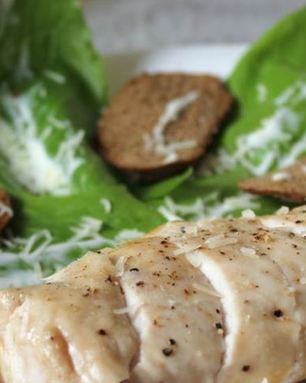 Салат Цезарь в минималистическом стиле