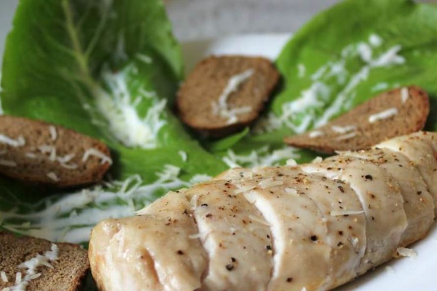 Рецепт салата цезарь в минималистическом стиле