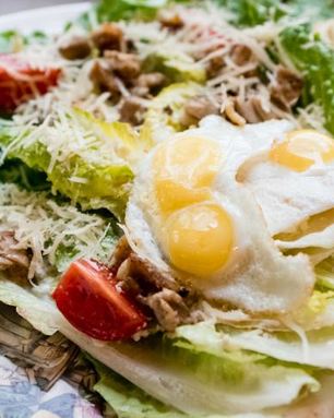 Цезарь с печеным цыпленком в фирменной подаче кафе Кусочки