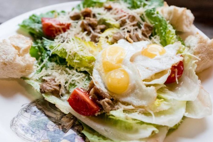 Рецепт цезаря с печеным цыпленком в фирменной подаче кафе кусочки