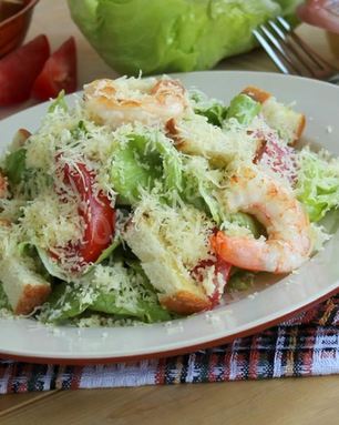 Цезарь салат с креветками и сухариками