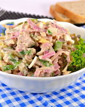Салат Удовольствие из красной редьки и мяса