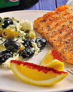 Семга на гриле и оливковый салат с фетой