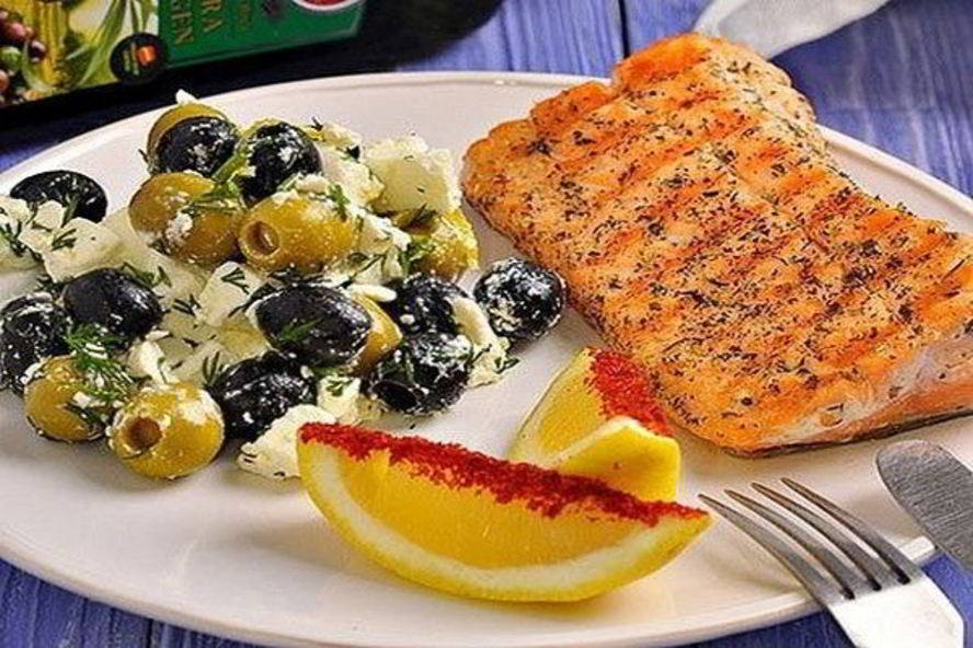 Рецепт семги на гриле и оливковый салат с фетой
