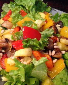 Теплый салат с кедровыми орешками