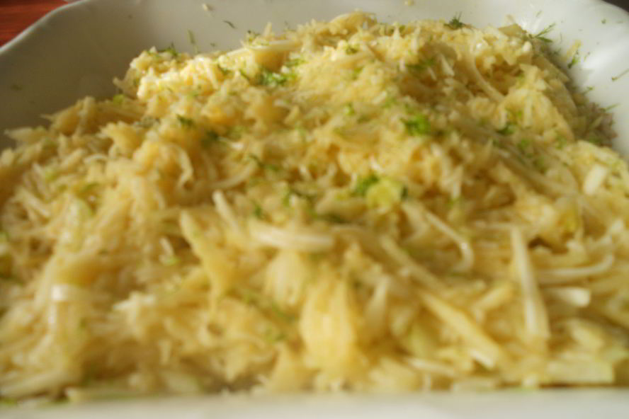 Рецепт салат из корня сельдерея и яблок с винегретом из масла фундука