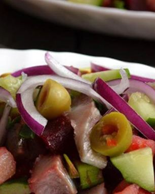 Винегрет с красной фасолью и сельдью