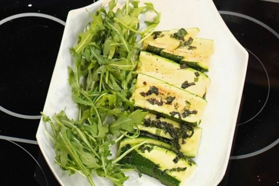 Рецепт зеленого салата из рукколы, цукини и мяты