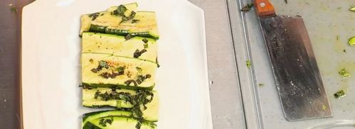 зеленый салат из рукколы, цукини и мяты. Шаг 2