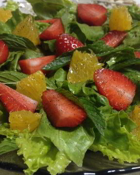 Зеленый салат с клубникой