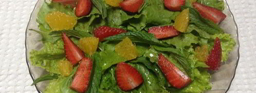 зеленый салат с клубникой. Шаг 4