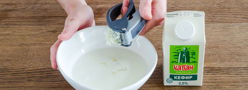 кефирный соус с зеленью, чесноком и лимоном. Шаг 3