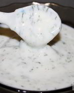 Соус из йогурта с чесноком для мяса и рыбы