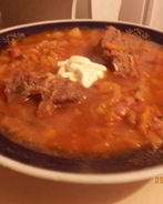 Борщ, заправленный старым салом и чесноком