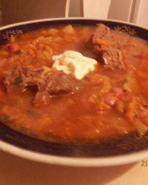 Борщ, заправленный старым салом и чесноком