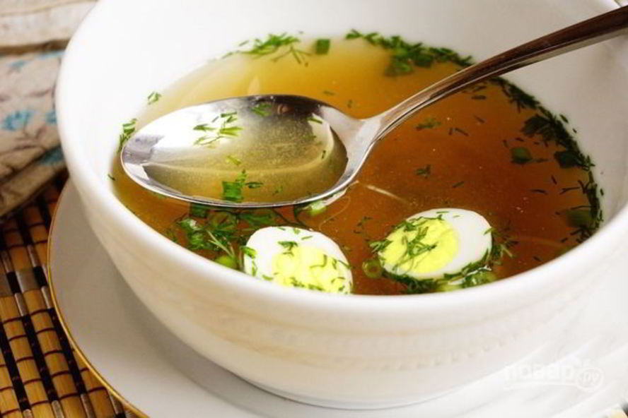 Рецепт базового куриного бульона с перепелиными яйцами