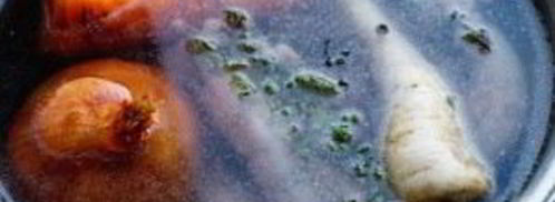 базовый куриный бульон с перепелиными яйцами. Шаг 2