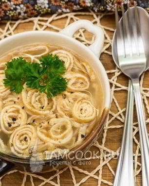 Бульон с лапшой из яичных блинчиков