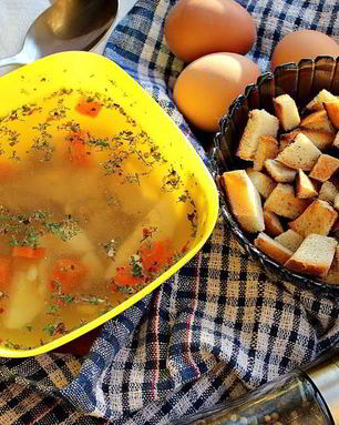 Куриный бульон с яйцом, морковью и сухариками