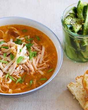 Лапша в бульоне с запеченной свининой