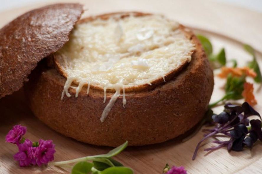 Рецепт французского лукового супа, запеченного в хлебе