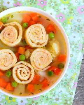 Диетический гороховый суп с чесночными рулетами