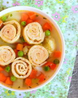 Диетический гороховый суп с чесночными рулетами