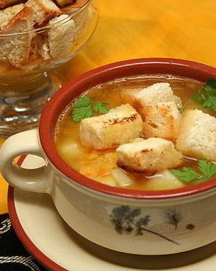 Гороховый суп с копченостями и гренками