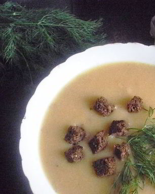 Легкий гороховый суп с чесночными гренками