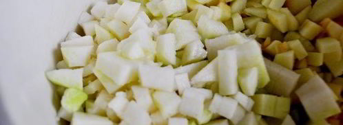 холодный суп-пюре из кольраби с яблоками и кедровыми орешками. Шаг 3