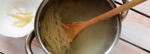 молочный суп с макаронами. Шаг 3