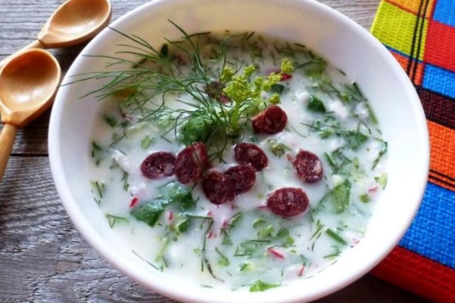 Рецепт окрошки на айране с охотничьими колбасками