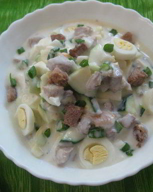 Окрошка на кефире с овощами, перепелиными яйцами и мясом