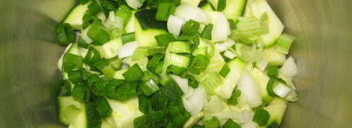 окрошка на кефире с овощами, перепелиными яйцами и мясом. Шаг 3