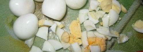 окрошка на кефире с овощами, перепелиными яйцами и мясом. Шаг 5