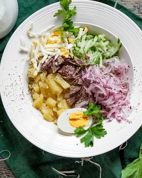 Окрошка с сывороткой и перепелиными яйцами